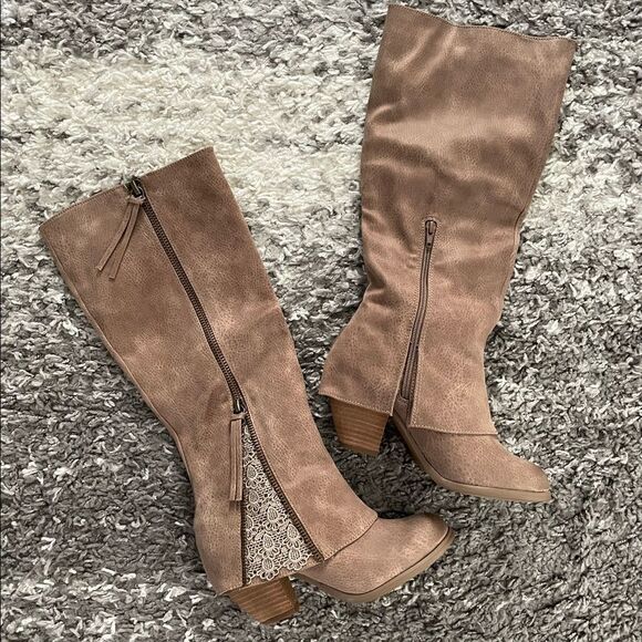NIB Sassy Classy Heeled Boots - Picture 1 of 11
